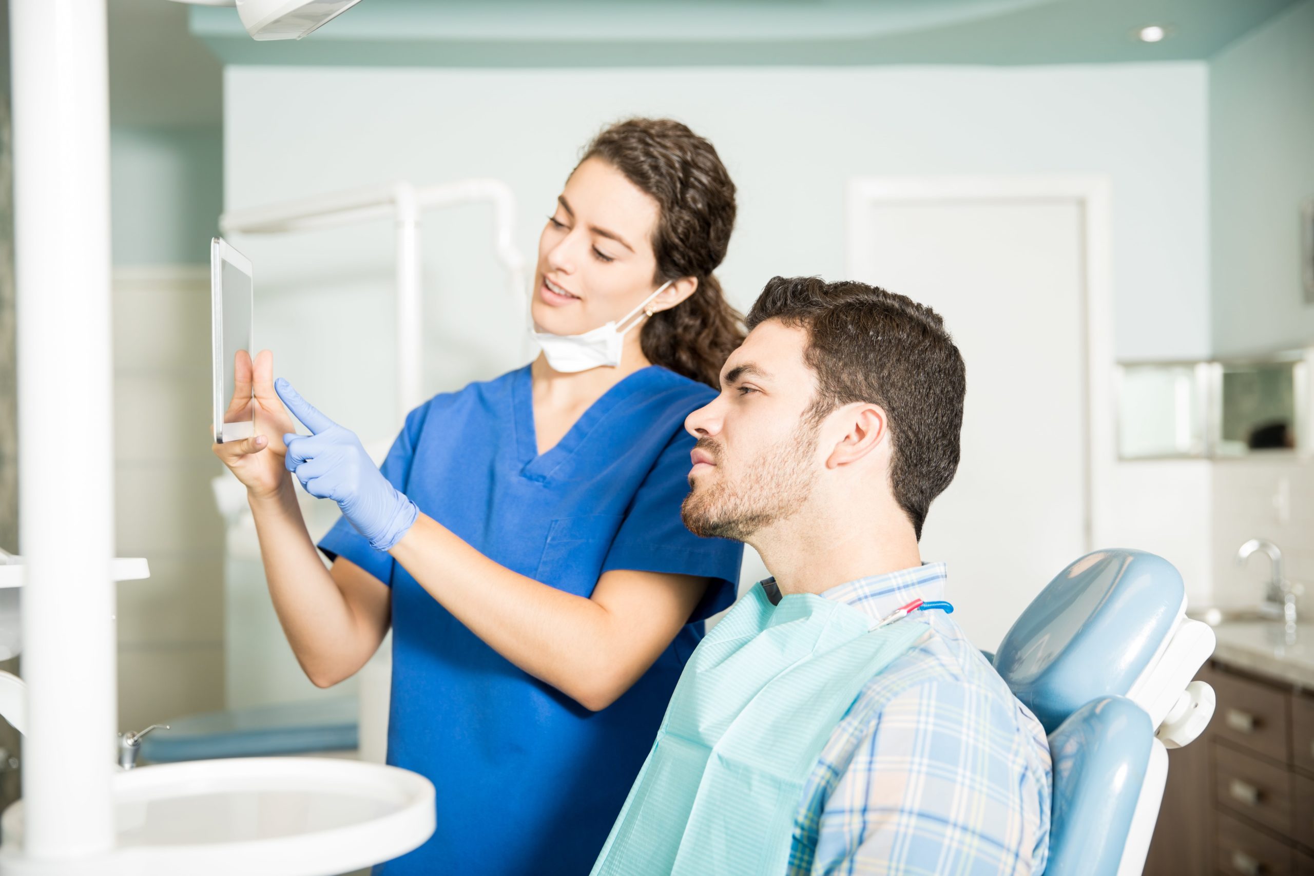 Dental-Implants-Kensington-Court-Clinic-Dentist-with-patient-having-a-consultation